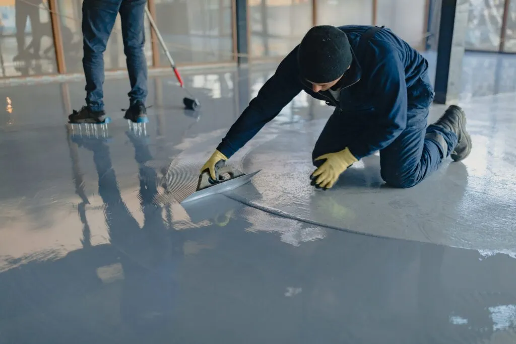 الفرق بين دهان الإيبوكسي (Coating) والإيبوكسي ذاتي التسوية (Self-Leveling): متى تختار كل نوع؟