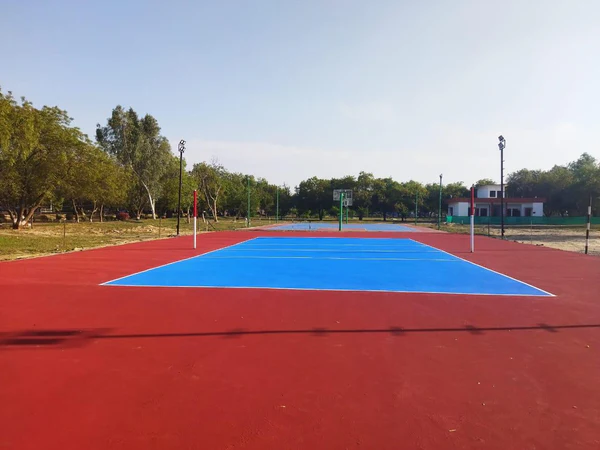 أرضيات الملاعب المطاطية والأكريليك (Rubber Acrylic Flooring): مميزات الأمان والأداء العالي