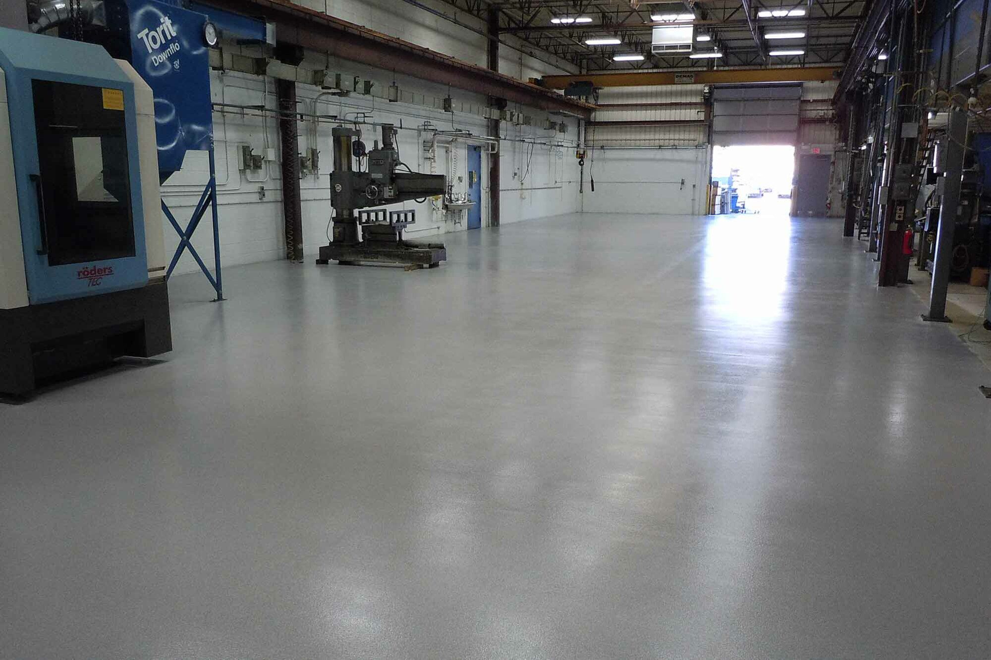دهانات الإيبوكسي للأرضيات (Epoxy Coating): حل اقتصادي لتجديد وحماية الأرضيات الخرسانية