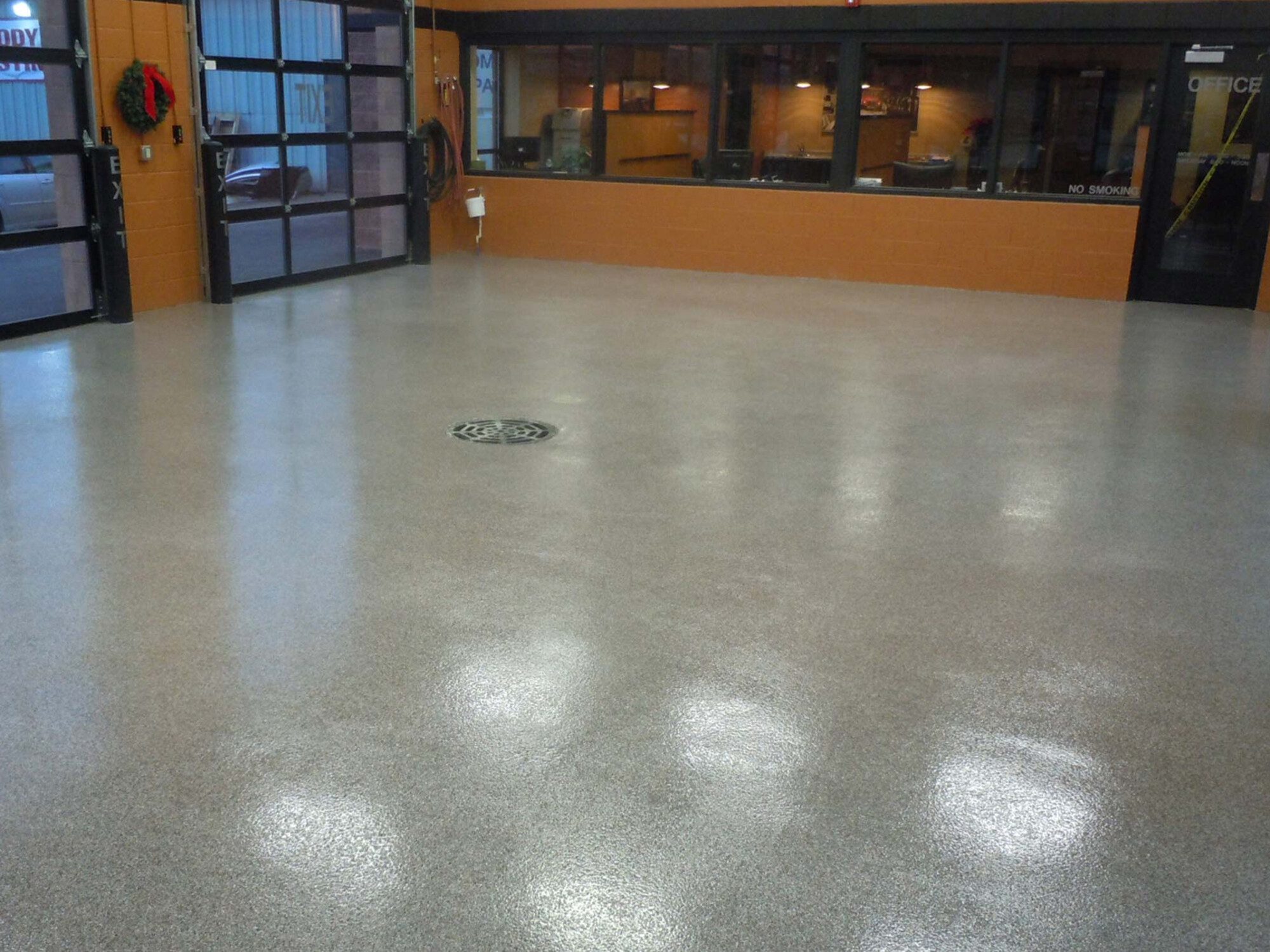 الفرق بين دهان الإيبوكسي (Coating) والإيبوكسي ذاتي التسوية (Self-Leveling): متى تختار كل نوع؟